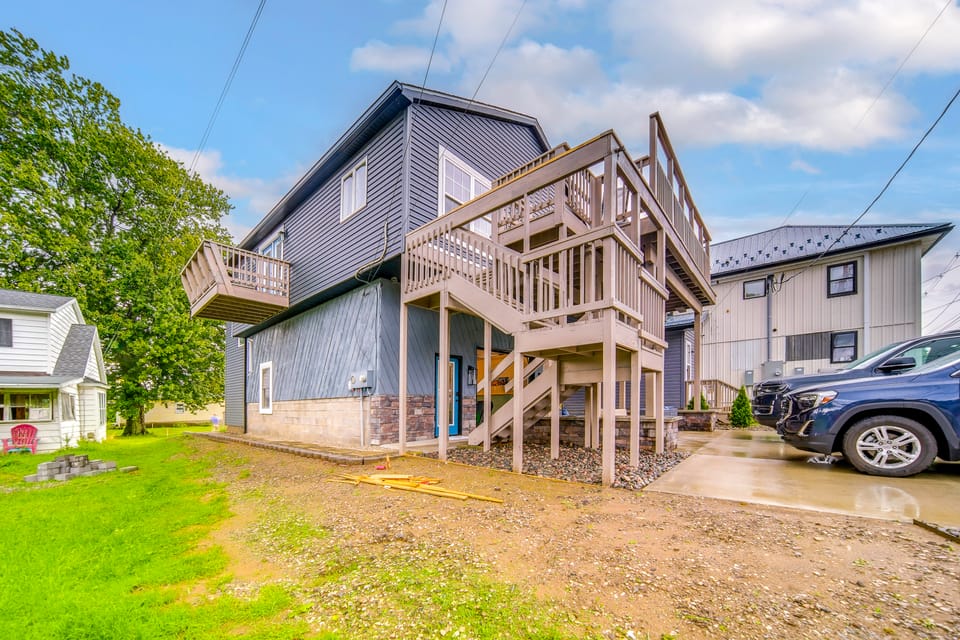 Family Fun! Indoor Jungle Gym, Hot Tub & Beach House in Millcreek Township