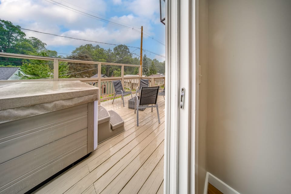 Family Fun! Indoor Jungle Gym, Hot Tub & Beach House in Millcreek Township