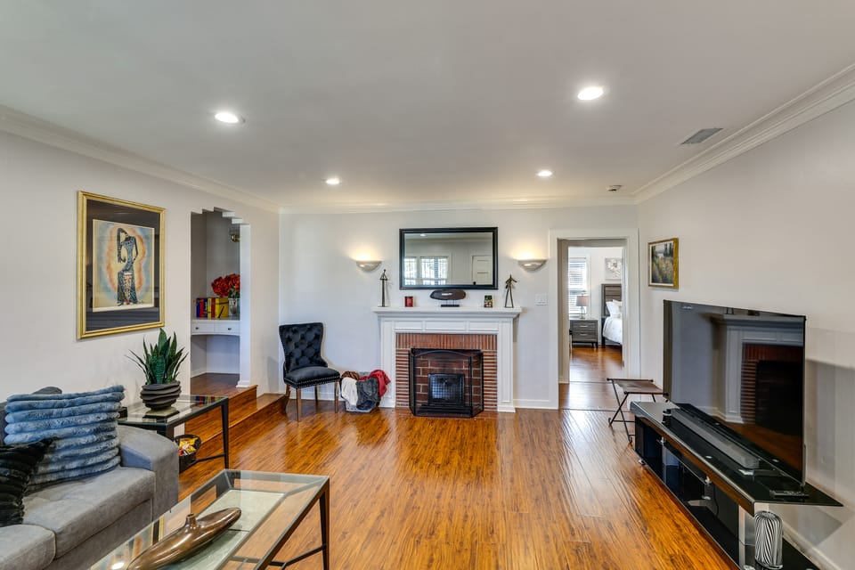 Walk to Metro! Historic View Park Home w/ Patio House in View Park-Windsor