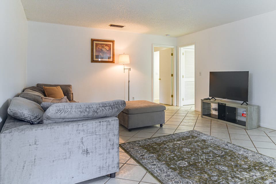 Near Golf & Gulf Beaches! Bardmoor Condo Apartment in Seminole