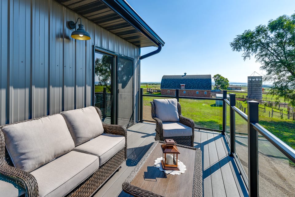 River Views & Rural Charm: Springfield Retreat House in Lewis and Clark Lake