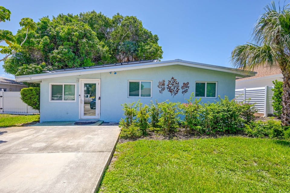 1 Mi to Vanderbilt Beach! Group-Friendly Getaway House in Naples Park
