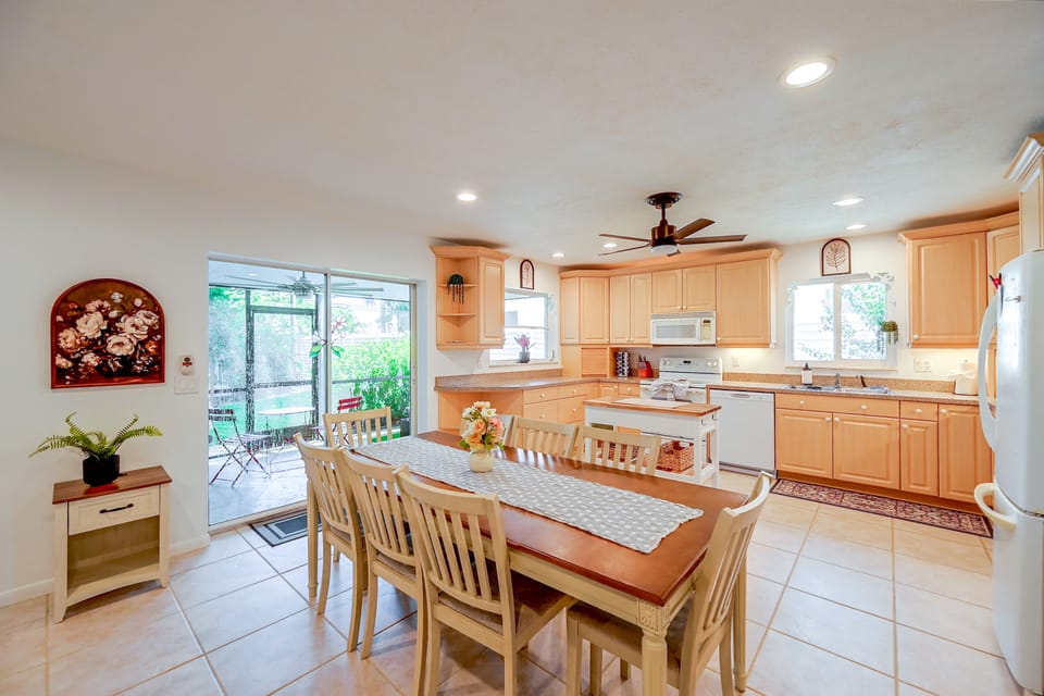 1 Mi to Vanderbilt Beach! Group-Friendly Getaway House in Naples Park