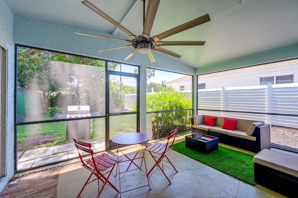 1 Mi to Vanderbilt Beach! Group-Friendly Getaway House in Naples Park