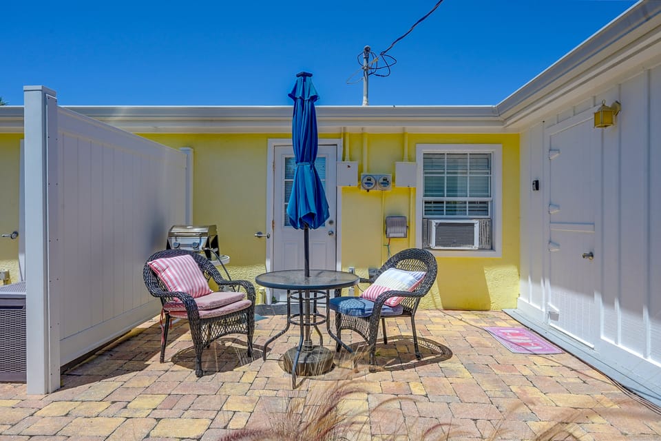 Prime Naples Park Location! Beachy Duplex House in Naples Park