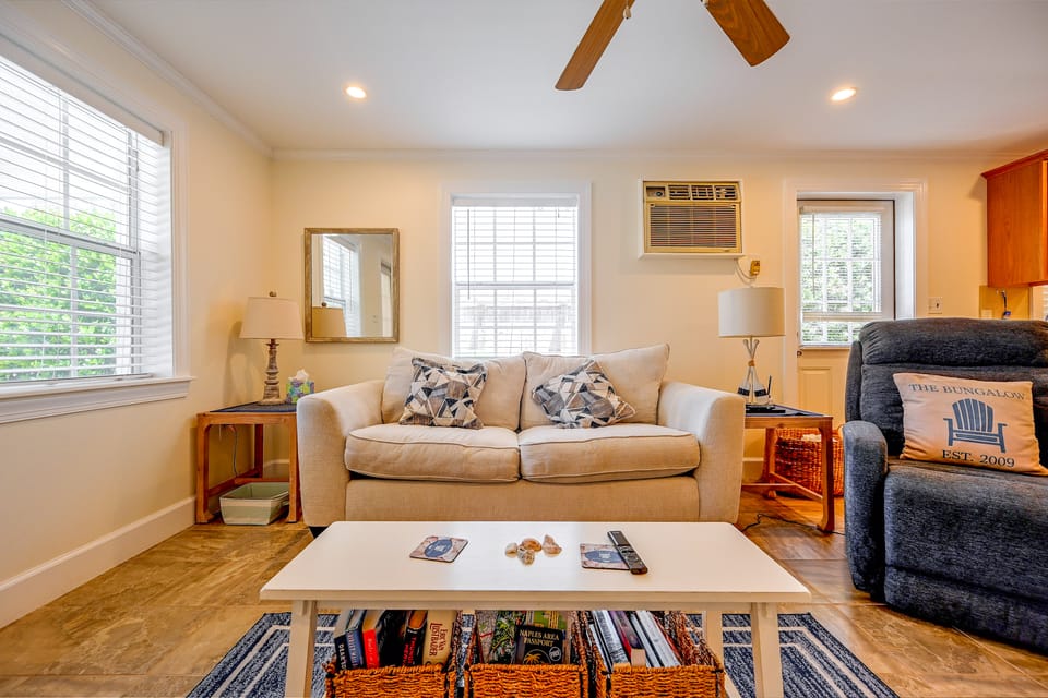 Prime Naples Park Location! Beachy Duplex House in Naples Park