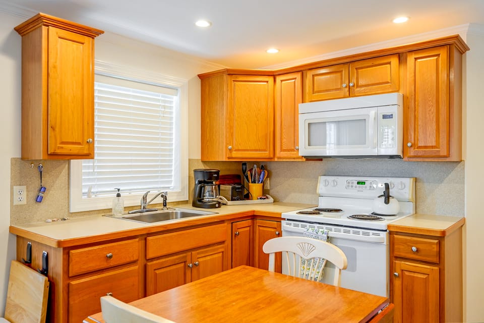 Prime Naples Park Location! Beachy Duplex House in Naples Park