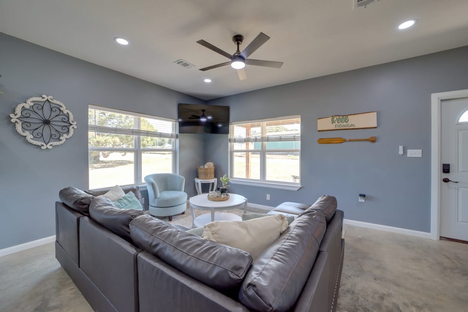 Gateway to State Park & Lake! Inviting Vian Cabin House in Tenkiller Ferry Lake
