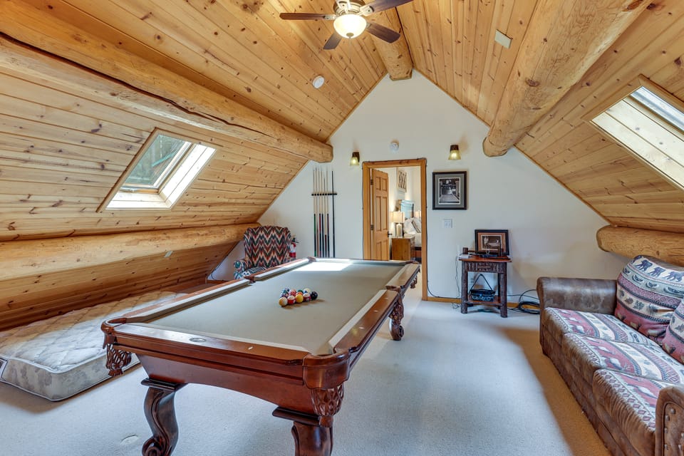 All-Season Family Cabin w/ Forest Views in Truckee House in Truckee