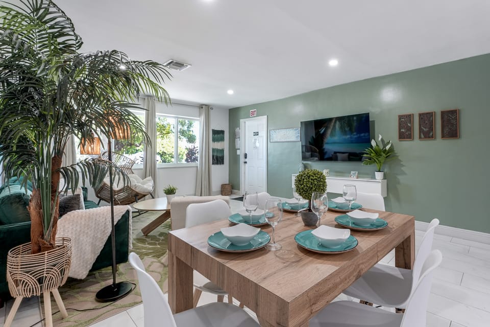 Salt & Sage Stay | Designer Retreat | 10 Min Beach House in Hollywood