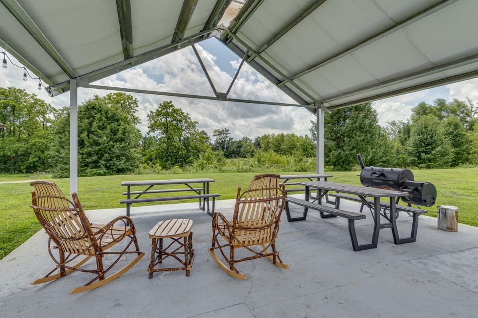 1 Mi to Oakland City University: Modern Apt Apartment in Indiana
