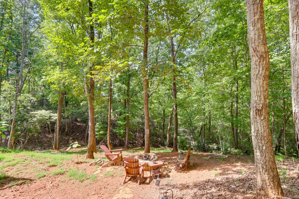Dahlonega Wine Country Cabin w/ Hot Tub! House in Georgia