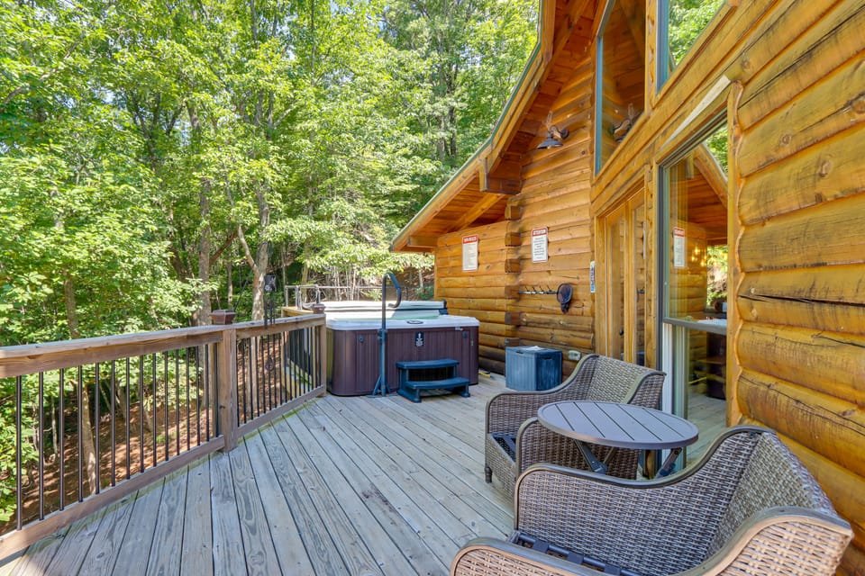 Dahlonega Wine Country Cabin w/ Hot Tub! House in Georgia