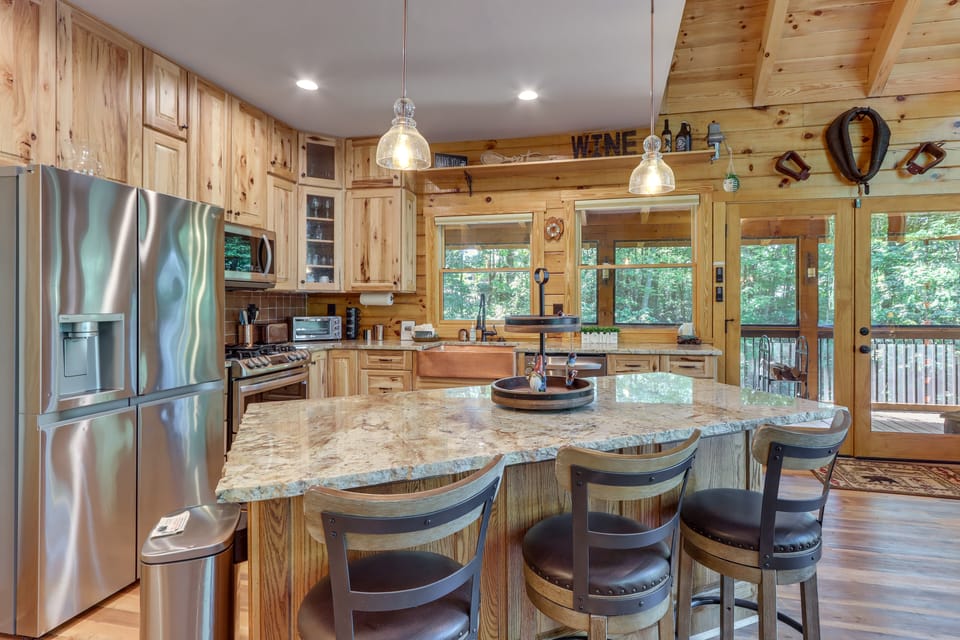 Dahlonega Wine Country Cabin w/ Hot Tub! House in Georgia
