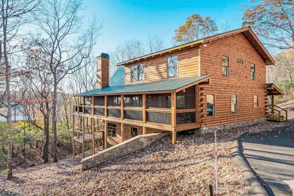 Dahlonega Wine Country Cabin w/ Hot Tub! House in Georgia
