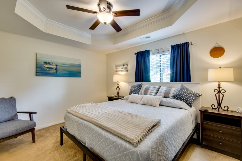 'Above the Lake Escape' Condo in Lake Ozark Apartment in Village Four Seasons