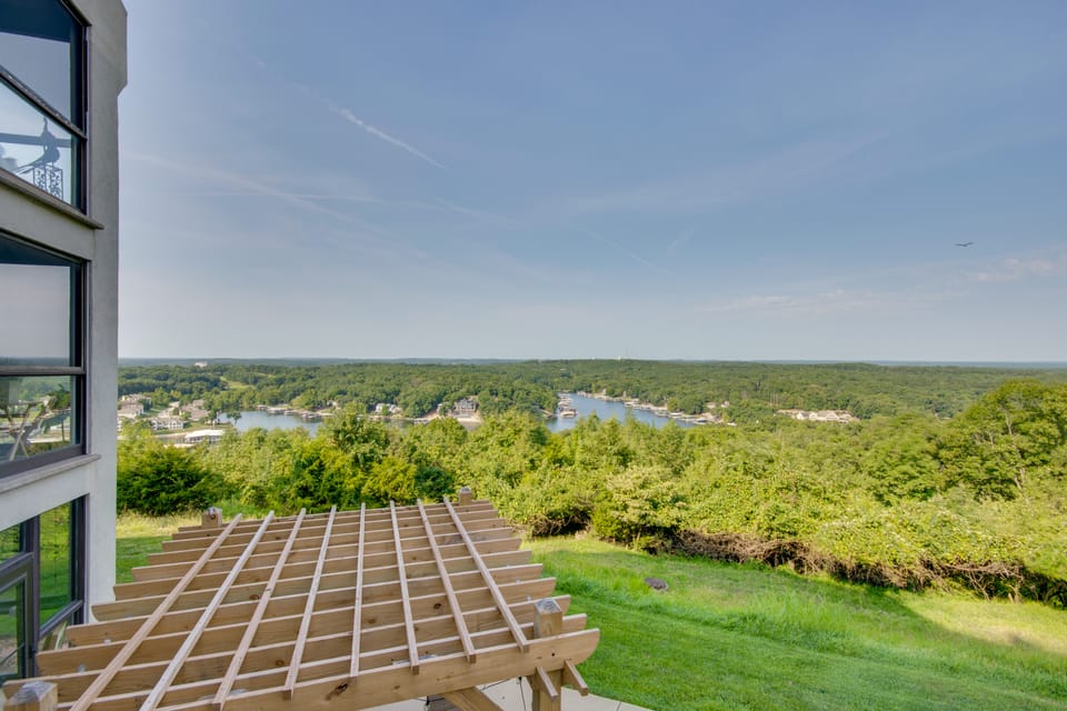 'Above the Lake Escape' Condo in Lake Ozark Apartment in Village Four Seasons