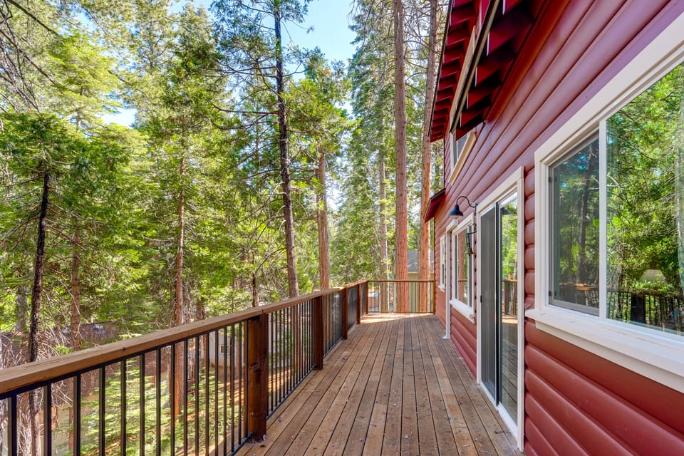Mi-Wuk Village 5BR Family Cabin w/ Deck House in Mi Wuk Village
