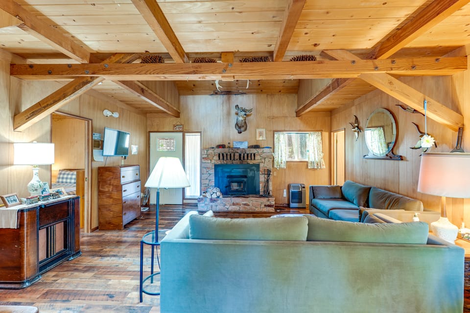 Mi-Wuk Village 5BR Family Cabin w/ Deck House in Mi Wuk Village