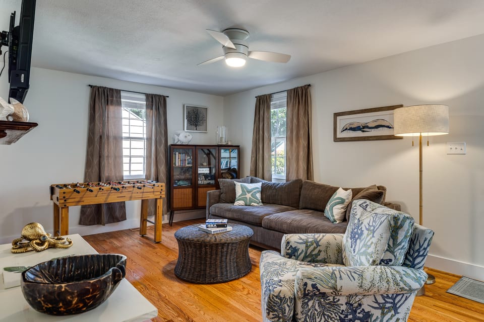 2 Mi to Atlantic Beach! Family Escape w/ Gas Grill House in Morehead City