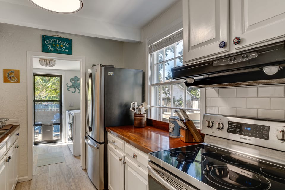 2 Mi to Atlantic Beach! Family Escape w/ Gas Grill House in Morehead City