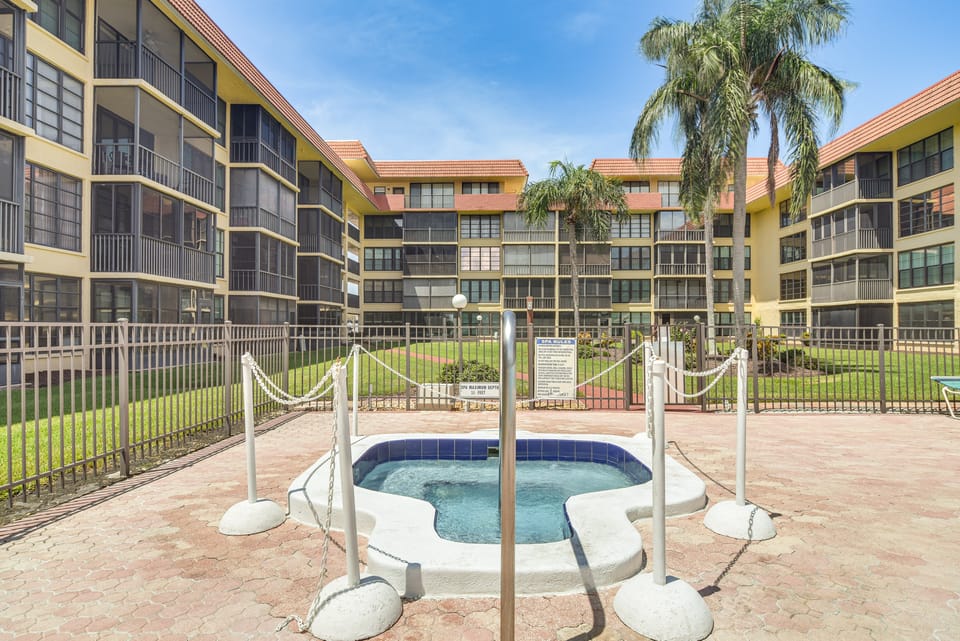 1 Block to Beach! Indian Shores Condo, Pool Access Apartment in Indian Shores