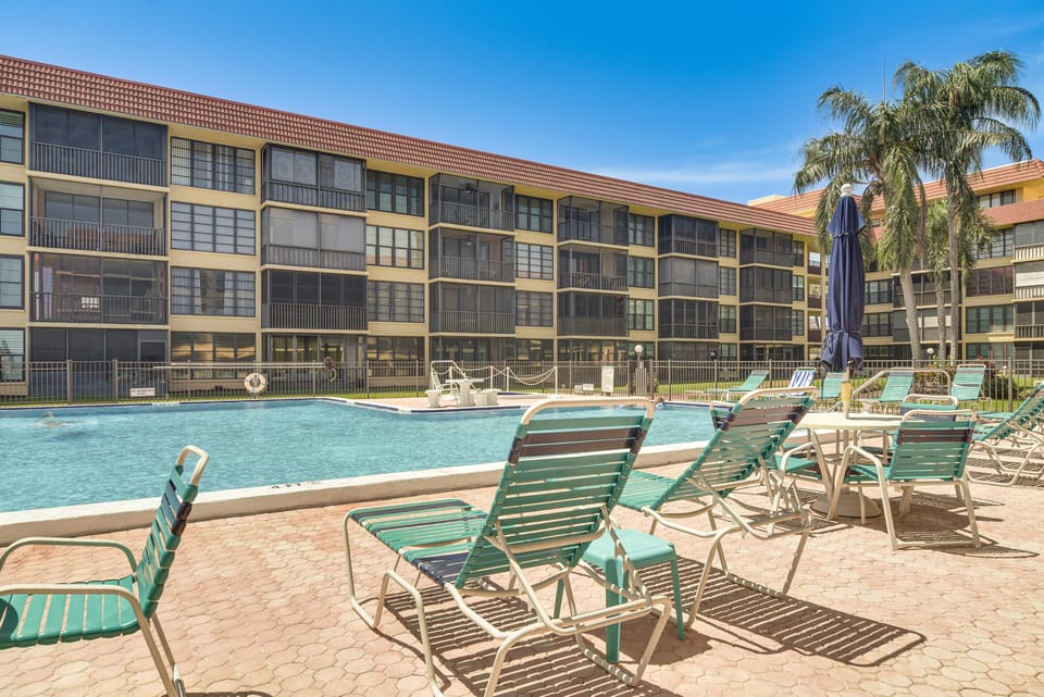 1 Block to Beach! Indian Shores Condo, Pool Access Apartment in Indian Shores