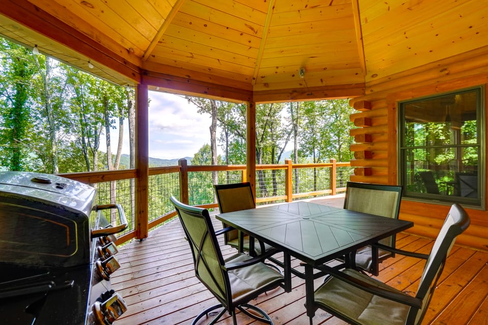Mtn Views, Hot Tub, & Theater! Sevierville Gem House in Sevier County
