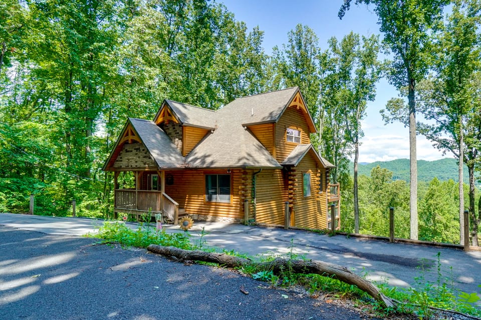 Mtn Views, Hot Tub, & Theater! Sevierville Gem House in Sevier County