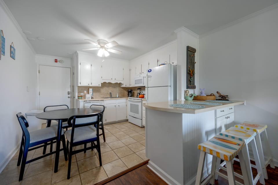 Community Pool & Private Patio! N Myrtle Beach Gem Apartment in North Myrtle Beach