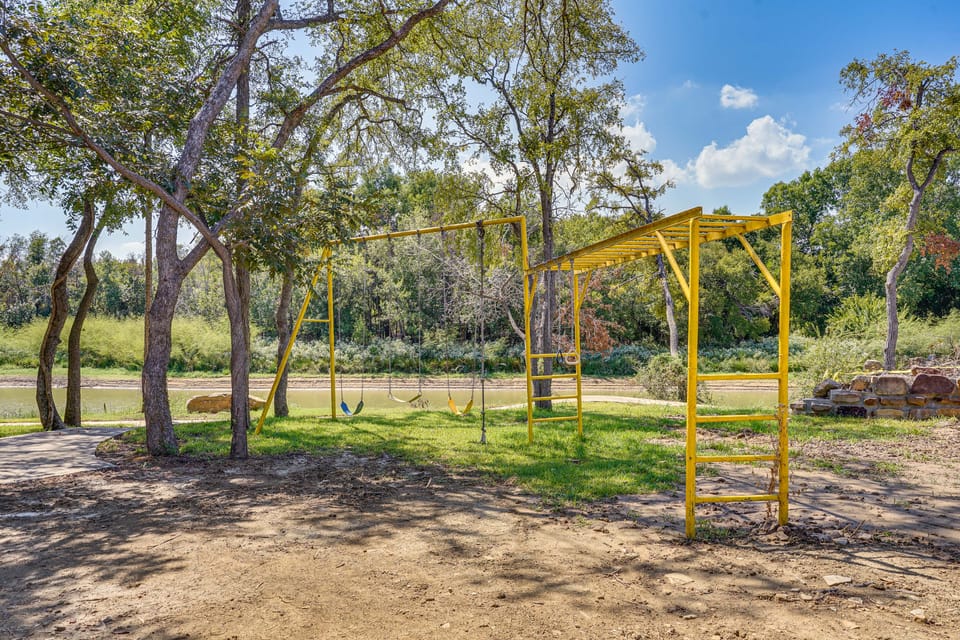 Family Retreat Ready! 'Castlewood Ranch' in Chico House in Texas