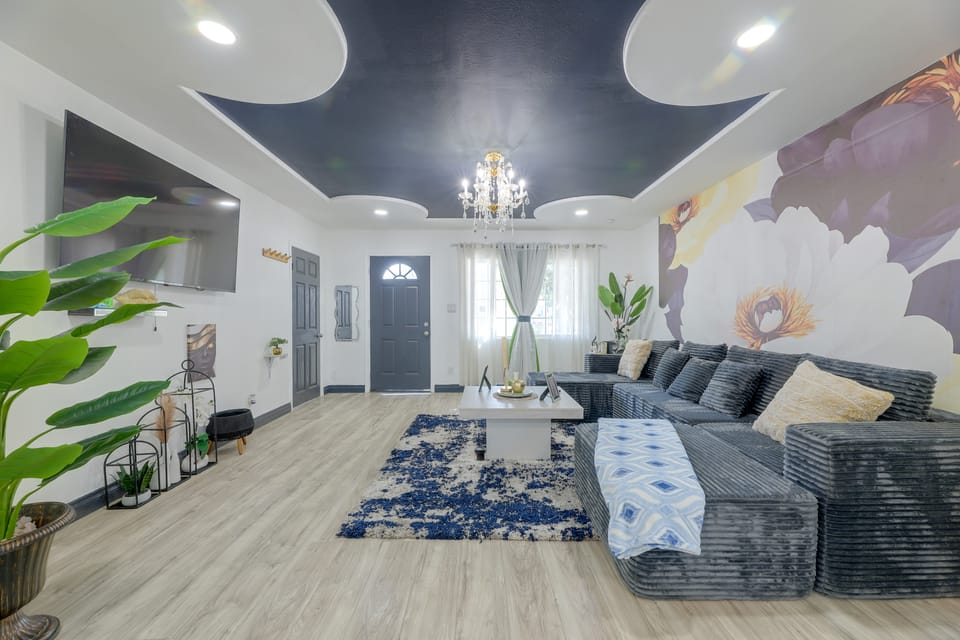 Walkable Location! Spacious Huntington Park Home House in Huntington Park