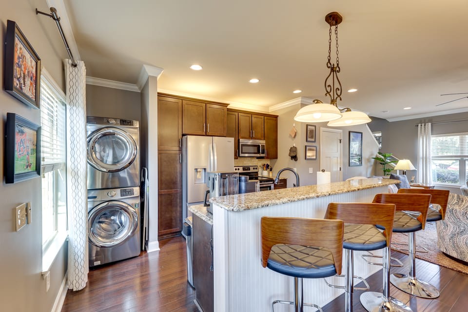 Walk to Campus! Auburn Escape w/ Grill Apartment in Auburn