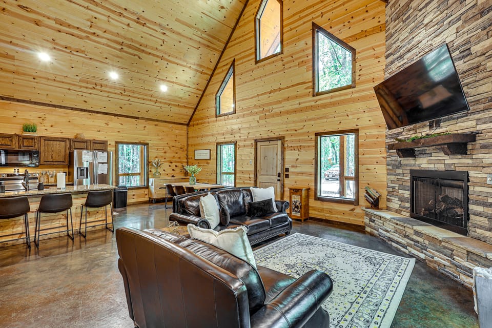Private Hot Tub + Fire Pit: Broken Bow Escape House in Broken Bow