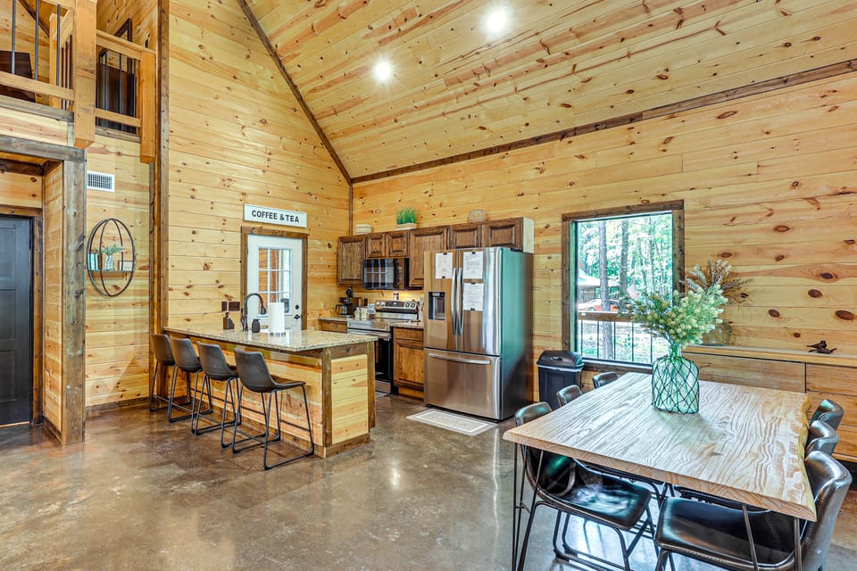 Private Hot Tub + Fire Pit: Broken Bow Escape House in Broken Bow