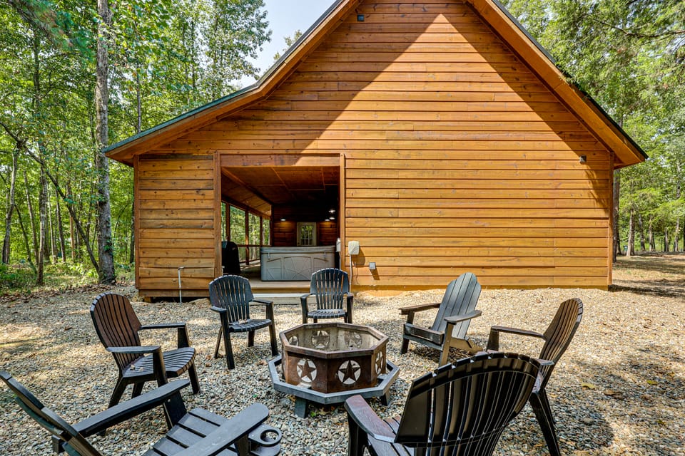 Private Hot Tub + Fire Pit: Broken Bow Escape House in Broken Bow