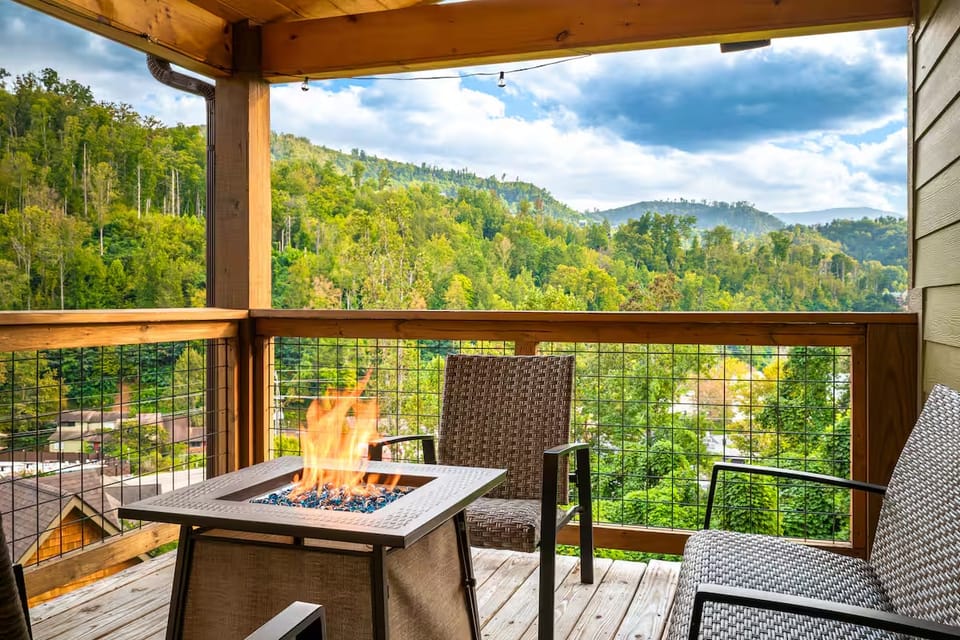 Bear Vista View| Hot Tub * Game Room * Firetable House in Gatlinburg