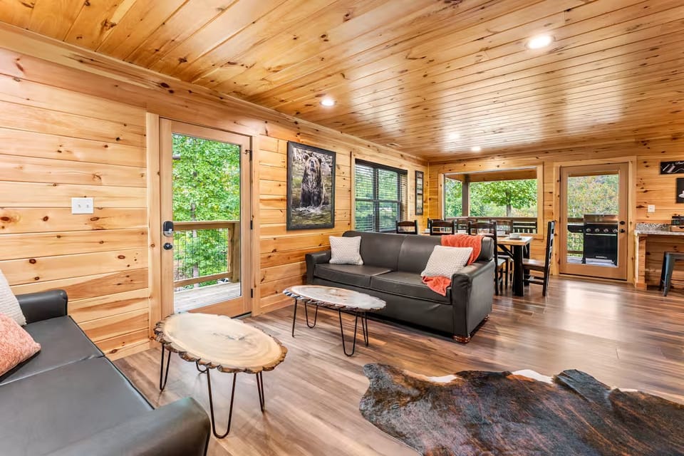Bear Vista View| Hot Tub * Game Room * Firetable House in Gatlinburg