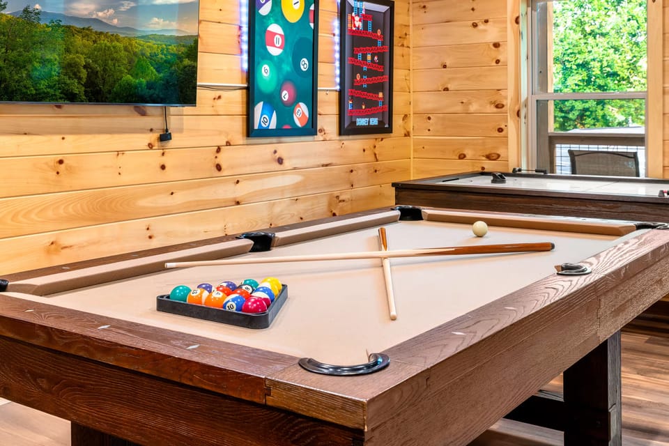 Bear Vista View| Hot Tub * Game Room * Firetable House in Gatlinburg