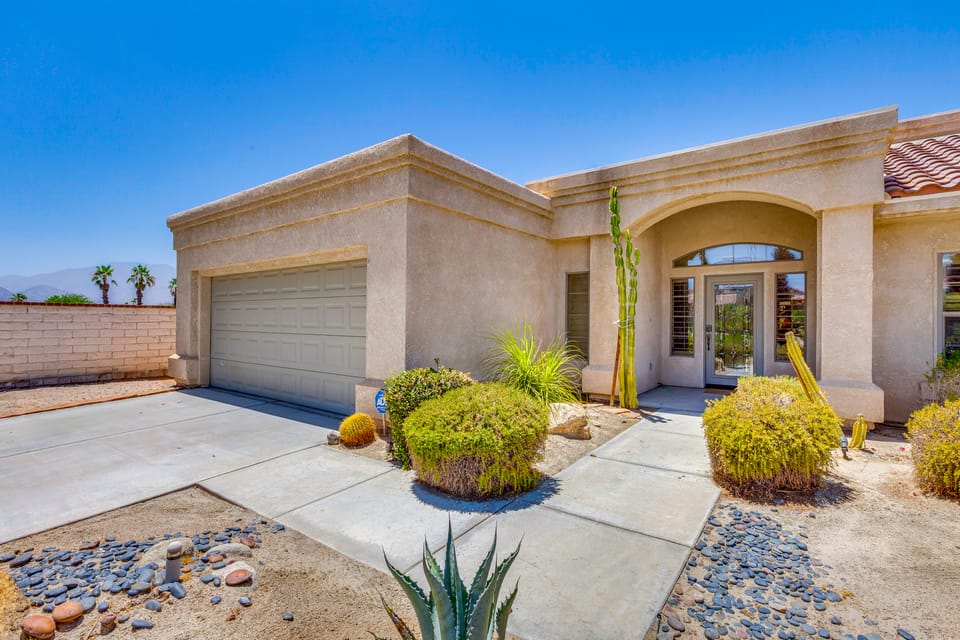 2 Mi to Tennis Garden! Extended Retreat w/ Pool House in La Quinta