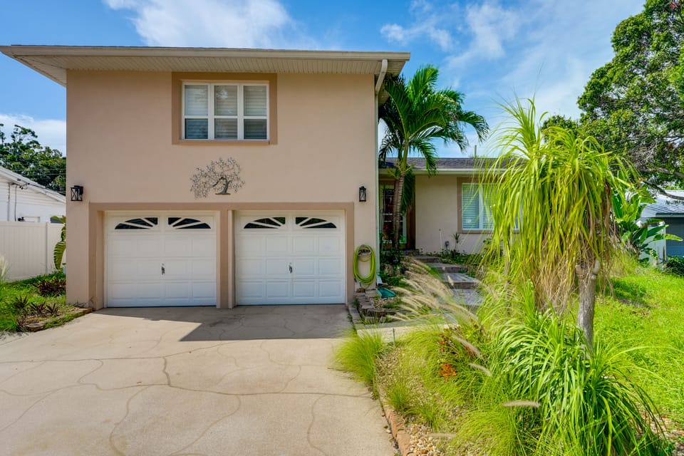 2 Mi to Redington Beach! Tropical Poolside Retreat House in Florida