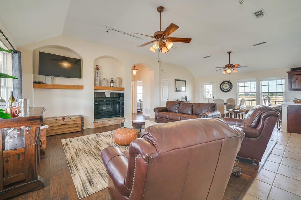 5 Mi to Lake! 10-Acre Strawn Retreat w/ Deck House in Texas