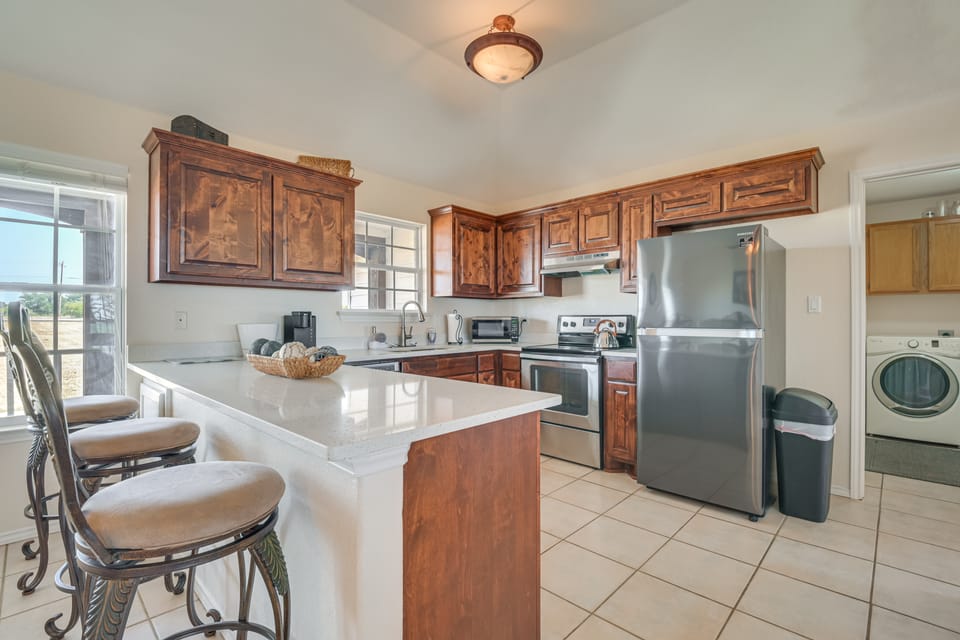 5 Mi to Lake! 10-Acre Strawn Retreat w/ Deck House in Texas