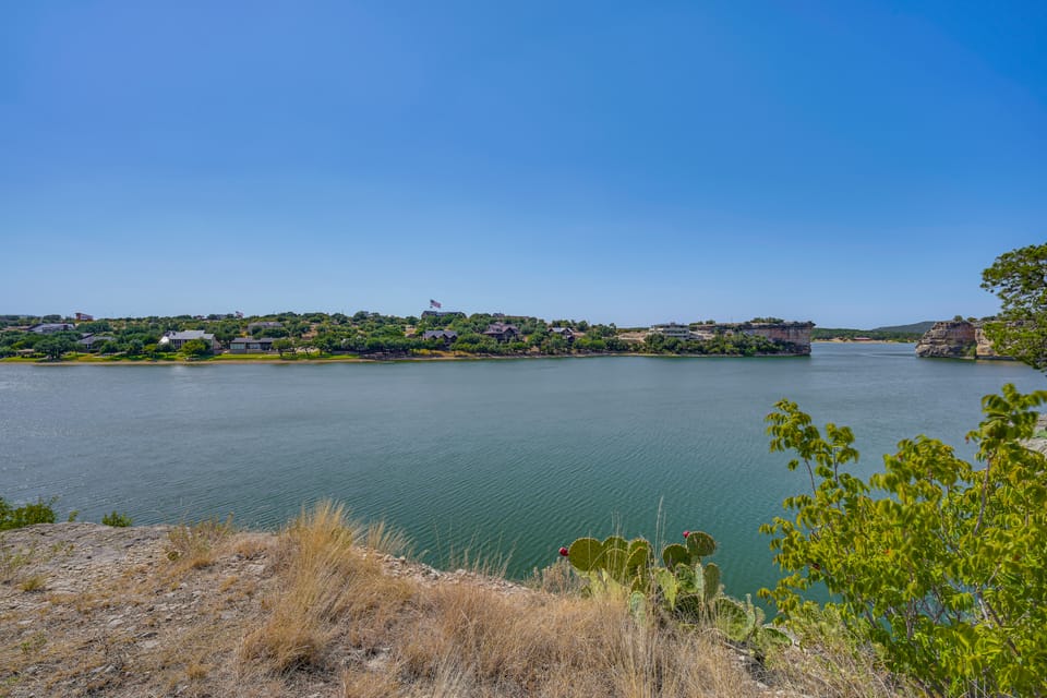 5 Mi to Lake! 10-Acre Strawn Retreat w/ Deck House in Texas