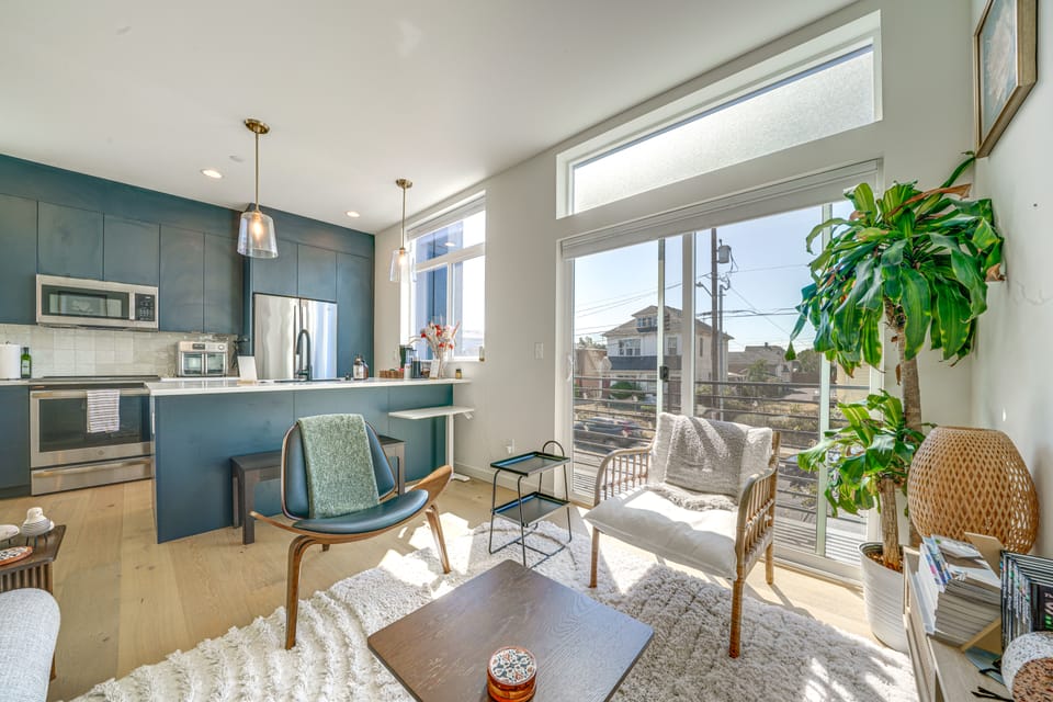 Rooftop Fire Pit & Mtn Views! Seattle Townhome Apartment in Seattle