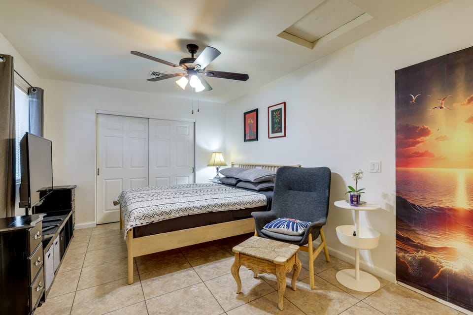 Shared Pool! Phoenix Studio Near Hospital Apartment in Phoenix