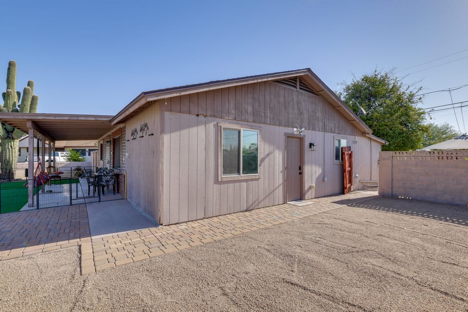Shared Pool! Phoenix Studio Near Hospital Apartment in Phoenix