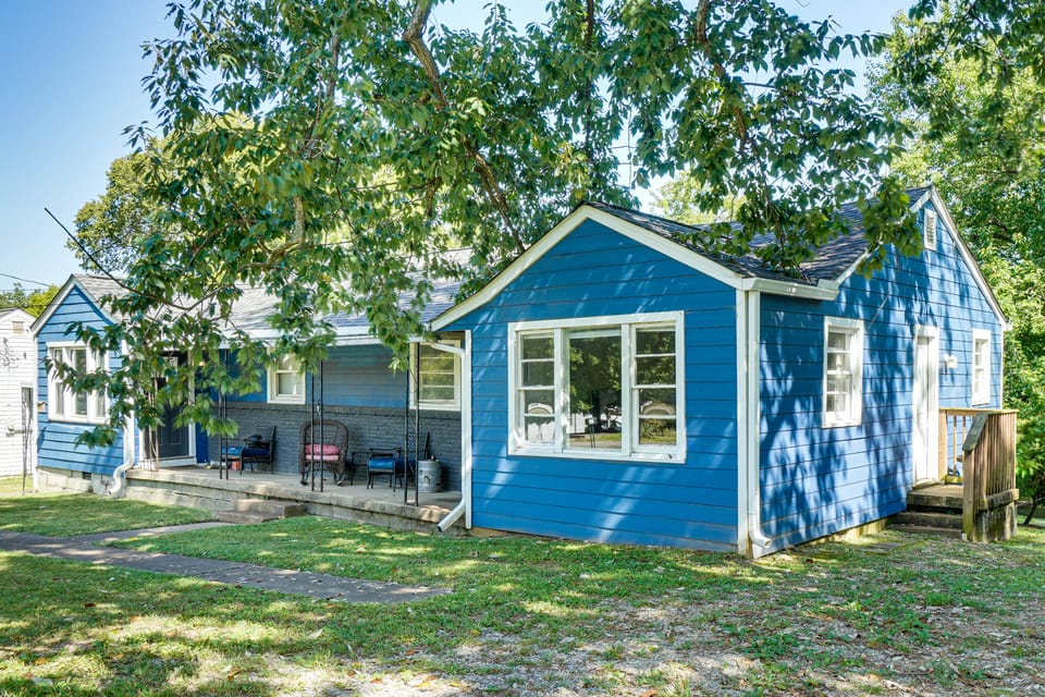 5 Mi to Honky Tonk Hwy! Charming Escape w/ Porch House in East Nashville