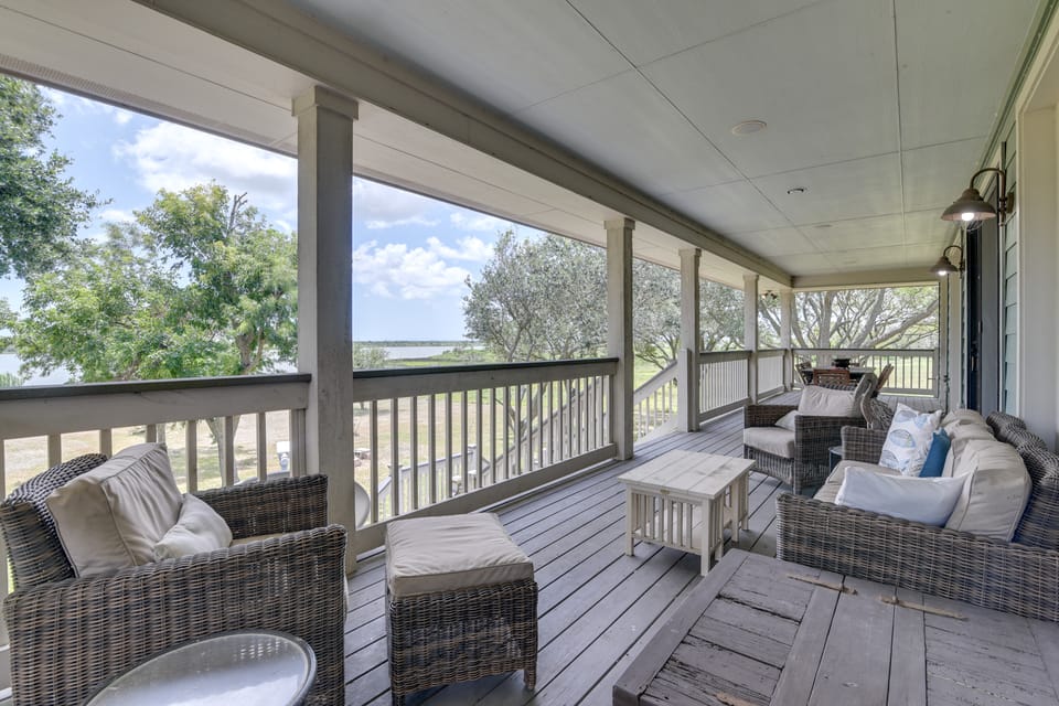 Dickinson Bayou Retreat w/ Dock on 12 Acres House in Texas City