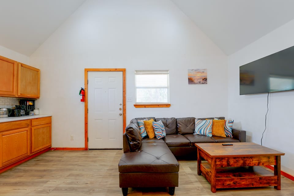 Walk to Main Street! Cozy Stockdale Cabin House in Texas